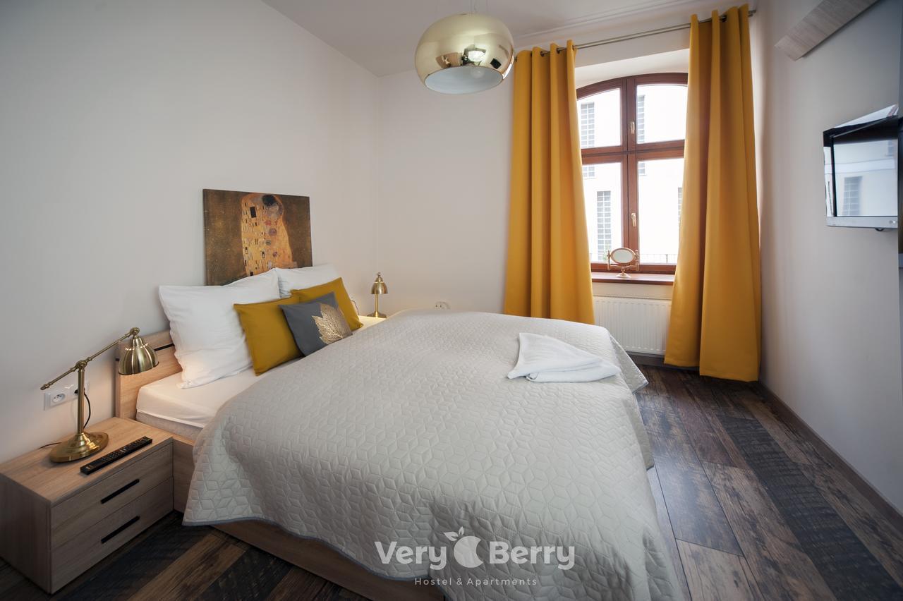 Przestronny Very Berry W Poznaniu Z Dwiema Sypialniami By Renters Apartamento